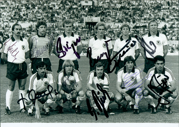 s/w-Reprofoto der deutschen Nationalmannschaft von der UEFA Euro 1980. Deutschland wurde Europameister. Mit den Originalsignaturen aller 11 Spieler. 21,6x16,5 cm.