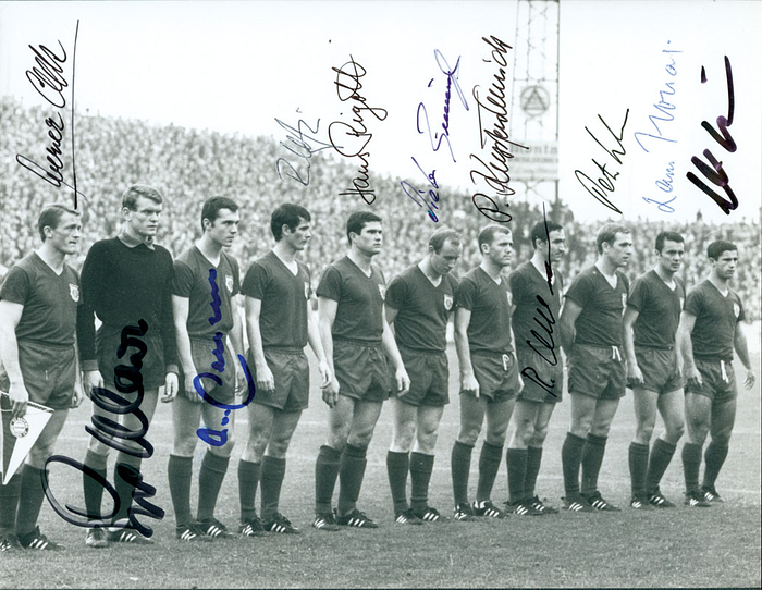 S/W-Pressefoto Bayern München vor einem Bundesligaspiel am 24.9.1966. Komplett signiert von den Spielern, 21,5x17 cm.