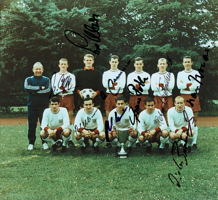 Farbfoto FC Bayern München 1967 mit 9 original Signaturen der abgebildeten Spieler (u.a.. Beckenbauer, Müller), 22x20 cm.