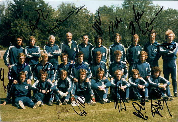 Farbfoto mit der deutschen Nationalmannschaft bei einem Vorbreitungslehrgang zur Fußball - Weltmeisterschaft 1974 mit 20 Originalsignaturen der deutschen DFB-Elf der Fußball-Weltmeisterschaft 1974. 30x20 cm.