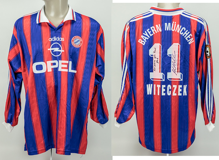 Original match worn Spielertrikot vom FC Bayern München mit der Rückennummer 11. Getragen von Marcel Witeczek am 29.03.1997 im Spiel der Fußball Bundesliga gegen den SV Werder Bremen. Bayern - Bremen 1:0; Trikot mit original Autograph und Widmung von Marcel Witeczek auf der Rückennummer. Status:AAB.