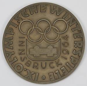 Teilnehmer-Medaille Olympische Winterspiele Innsbruck 1964. Bronze, 6,1 cm. In rotem Kunststoff-Originaletui mit Olympischen Symbolen. - Bild 4