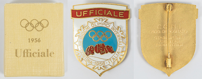 Offizielles Teilnehmerabzeichen der Olympischen Spiele 1956 "Ufficiale - Cortina 1956", vergoldete Bronze, mehrfarbig emailliert, 4,5x3,5 cm. Mit original Pappbox mit dem Aufdruck "Ufficiale!, 5x4x1,5 cm.