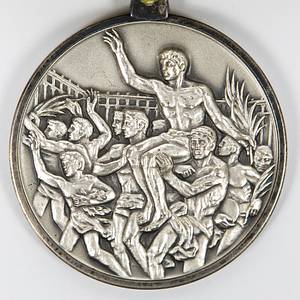 Offizielle silberne Siegermedaille eines russischen Turner (URS) für den 2.Platz bei den Olympischen Sommerspielen in Tokyo 1964. Silber (102,6 Gramm) 6,3 cm mit der Aufschrift "XVII Olympiad Tokyo 1964 Gymnastics". Mit original mehrfarbigen Seidenband und Seidenrosette. - Bild 3