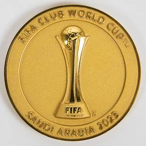 „FIFA Club World Cup Qatar 2023“. Offizielle Teilnehmermedaille für Betreuer, Funktionäre und Spieler der FIFA Club-Weltmeisterschaft 2023 in UAE (Vereinigte Arabische Emirate) die von Manchester City gewonnen wurde. Bronze, vergoldet, 5,0 cm. Im Originaletui. - Bild 2