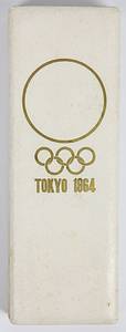 Offizielles Teilnehmerabzeichen Tokyo 1964 „O.O.C. Official“. (Olympic Organisation Comittee). Bronze, vergoldet. Schriftleiste blau emailliert. Seidenband in weiß-gelb. 14x3,8cm. In Originaletui. - Bild 4