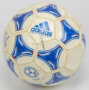 Original Spielball vom Champions League Spiel Bayern München v PSV Eindhoven (2:0) am 15.09.1999 in München. Lederball "Adidas Tricolore. Official Match Ball of the World Cup 1998". Mit handschriflticher Notiz des Schiedsrichters "FCB. Mit Spielspuren. Status:AAA. - Bild 2