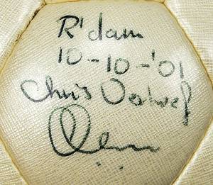 Original Spielball vom Champions League Spiel Feyennood Rotterdam v Bayern München (2:2) am 10.10.2001 in Rotterdam. Lederball "Derbystar Brillant Golden APS". Mit den original Signaturen der Assistenz - Schiedsrichter. Mit Spielspuren. Status:AAA. - Bild 9