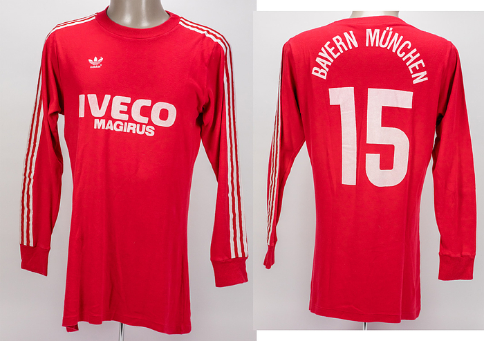 Original match worn Spielertrikot vom FC Bayern München mit der Rückennummer 15. Getragen von Reinhold Mathy in einem Spiel der Fußball Bundesliga in der Saison 1983/1984. Trikot im guten Zustand. Status:ABA.