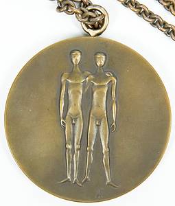 Bronzemedaille für den 3.Platz von Ninna Swaab auf „Casanova“ mit der Mannschaft von Schweden im Reiten - Dressur Mannschaft bei den Olympischen Spielen München 1972. (Entwurf von G.Cassioli und G.Marcks). Bronze, 6,6 cm mit original Kette. Mit Randgravur "Reiten Grand Prix de Dressage - Mannschaft" und den Namen der Reiterin "Ninna Swaab". Dabei original Pin von Ninna Swaab für die Bronzemedaille der zusammen mit der Medaille vergeben wurde (1,1x1,1 cm). - Bild 3