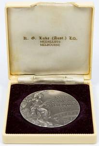 Silbermedaille für einen 2.Platz im Basketball bei den Olympischen Sommerspielen Melbourne 1956 für die UdSSR. Silber, Gewicht: 70 Gramm, 5 cm. In original Kunststoffbox des Herstellers: "K.G.Luke Ltd" 7,5x7,5 x2 cm. - Bild 4