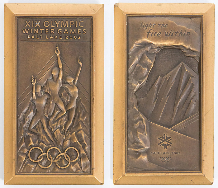 Offizielle Teilnehmermedaille für Athleten der 19.Olympischen Winterspielen von Salt Lake City 2002. Bronze, 9x5 cm.