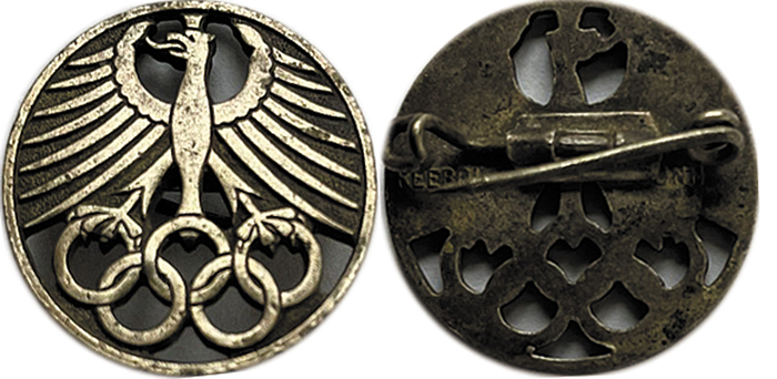 Offizielles Abzeichen des DRvL (Deutscher Reichsausschuss für Leibesübungen) für die deutschen Medaillengewinner bei den Olympischen Spiele 1932 (Sommer und Winter). Bronze, versilbert, Hersteller: Reebohaus, Bonn, 2,2 cm.