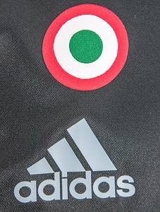 Original match worn /issued Torwarttrikot von Juventus Turin mit der Rückennummer 1. Dieses Trikotmodell wurde von Gianluigi Buffon nur am  21.05.2017 im Spiel der Serie A gegen den FC Crotone getagen!. Juve - Crotone 3:0. In diesem Spiel feiert Juventus seinen meistertitle 2016/2017!. Buffon ist Fußball Weltmeister 2006 und mehrfacher Welttorhüter. Status:AAC. - Bild 5