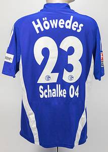 Original match worn Spielertrikot vom FC Schalke 04 mit der Rückennummer 23. Getragen von Benedigt Höwedes am 16.08.2008 im Spiel der Fußball Bundesliga gegen Hannover 96. Schalke - Hannover 3:0. Höwedes ist Fußball Weltmeister 2014. Tauschtrikot von Jan Rosenthal. Status AAA. - Bild 3