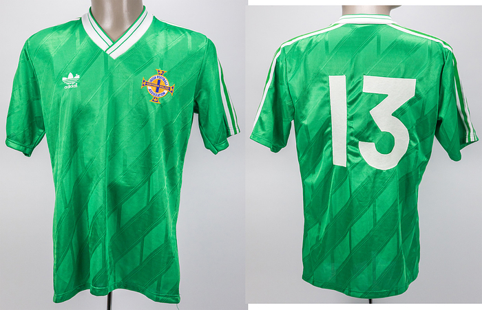 Original match worn / issued Spielertrikot von Nordirland mit der Rückennummer 13. Getragen von Anon Rogan in einem Qualifikationsspiel (wie gegen Irland am 14.09.1988, Nordirland - Irland 0:0) zur Fußball Weltmeisterschaft für die nordirische Fußball Nationalmannschaft 1988/1989. Status:AAC.