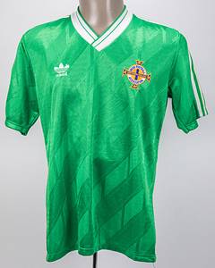Original match worn / issued Spielertrikot von Nordirland mit der Rückennummer 13. Getragen von Anon Rogan in einem Qualifikationsspiel (wie gegen Irland am 14.09.1988, Nordirland - Irland 0:0) zur Fußball Weltmeisterschaft für die nordirische Fußball Nationalmannschaft 1988/1989. Status:AAC. - Bild 2