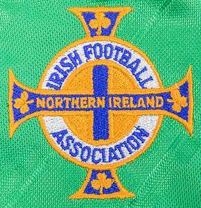 Original match worn / issued Spielertrikot von Nordirland mit der Rückennummer 13. Getragen von Anon Rogan in einem Qualifikationsspiel (wie gegen Irland am 14.09.1988, Nordirland - Irland 0:0) zur Fußball Weltmeisterschaft für die nordirische Fußball Nationalmannschaft 1988/1989. Status:AAC. - Bild 4