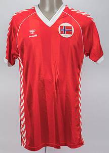 Original match worn Spielertrikot von Norwegen mit der Rückennummer 13. Getragen am 30.04.1986 im Freundschaftsspiel gegen Argentinien. Norwegen - Argentinien 1:0. Kjetil Osvold erzielte den Siegtreffer. Status:AAC. - Bild 2