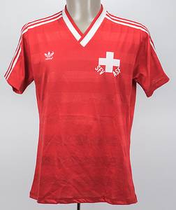 Original match worn /issued Spielertrikot von der Schweiz mit der Rückennummer 10. Getragen in einem Freundschaftsspiel für die Schweizer Fußball Nationalmannschaft im Jahr 1984. Status:ACC. - Bild 2