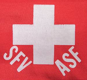 Original match worn /issued Spielertrikot von der Schweiz mit der Rückennummer 10. Getragen in einem Freundschaftsspiel für die Schweizer Fußball Nationalmannschaft im Jahr 1984. Status:ACC. - Bild 4