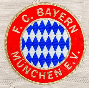 Original match worn Spielertrikot von Bayern München mit der Rückennummer 22. Getragen von Raphael Guerreiro in einem Spiel der UEFA Champions League in der Saison 2024/2025. Guerreiro ist 65-facher Nationalspieler von Portugal. Status:ABB. - Bild 4