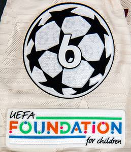 Original match worn Spielertrikot von Bayern München mit der Rückennummer 22. Getragen von Raphael Guerreiro in einem Spiel der UEFA Champions League in der Saison 2024/2025. Guerreiro ist 65-facher Nationalspieler von Portugal. Status:ABB. - Bild 6