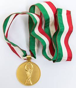 Offizielle Siegermedaille der deutschen Fußball-Nationalmannschaft für den Sieg bei der Fußball-Weltmeisterschaft 1990 in Italien. Coupe du monde de la FIFA Italie 1990“ Gold (gepunzt, 585er, Gewicht: 78 Gramm) mit original, dreifarbigem Seidenband. Hersteller: Hugenin. 5 cm. Persönliches Exemplar des Fußball Weltmeisters Thomas Häßler. Häßler bestätigt mit einem Echtheitszertifikat (COA), dass dieses Stück aus seiner Sammlung gekommen ist. - Bild 4