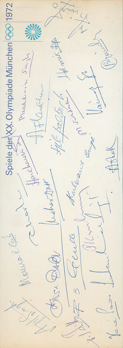 Offizielle Karte mit 22 original Signaturen der Hockey-Nationalmannschaft von Indien, Bronzemedailliengewinner der Olympischen Spiele 1972 von München, 28x9,5 cm.