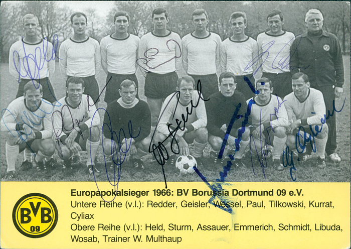 Postkarte von Borussia Dortmund "Europapokalsieger 1966" mit  10 Originalsignaturen der Spielern ( Held, Emmerich, Wosab, Redder, Geisler, Wessel, Paul, Tikowski, Kurrat, Cyliax), Karton, 15x10,5 cm.