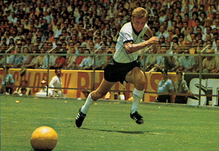 (1943-1996) Sammelbilder "Poly" (Goldene Tore) mit original Signatur von Reinhard "Stan" Libuda (6 A-DFB Länderspiele, Schalke o4, Borussia Dortmund). 10x7.