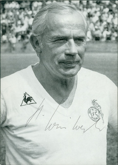 (1919-1983) s/w-Autogrammkarte mit Originalsignatur von Hans „Hennes“ Weisweiler. Deutscher Fußballspieler und -trainer. UEFA-Pokalsieger 1975, Deutscher Meister 1970, 1971, 1975, 1978. 15,1x10,7 cm.