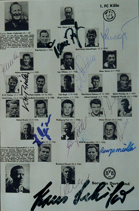 S/W-Reprofoto von der Aufstellung des Endspieles um die Deutsche Fußball Meisterschaft 1963 1.FC Köln v Borussia Dortmund (1:3) mit 13 original Signatuzren der Spieler beider Mannschaften, 16,5x11 cm.