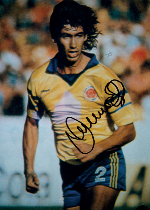 (1967 - 2.7.1994) Farbreprofoto mit original Signatur Andrés Escobar Saldarriaga, Nationalspieler von Kolumbien. Teilnehmer an der Fußball Weltmeisterschaft 1990 und 1994, 13x9 cm.