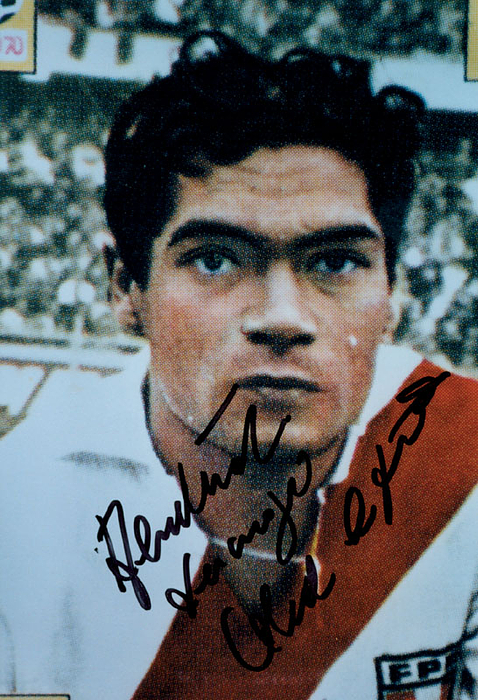 (1943-2022) Originalsignatur auf Farbreprofoto von Orlando de la Torre (39 A-LS für Peru).Teilnehmer Fußball - Weltmeisterschaft 1970.
