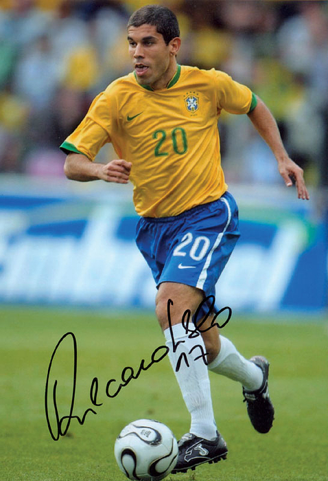 Originalsignatur auf Farbreprofoto vom brasilianischen Fußball Weltmeister 2002 Ricardinho.15x10 cm.