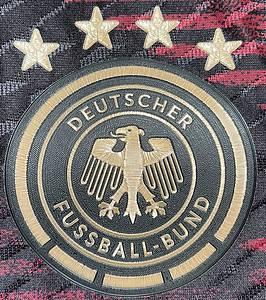 Original match worn / issued DFB Spielertrikot mit der Nummer 14 von Jamal Musiala. Vorbereitet für die WM 2022 in Qatar. Es handelt sich um ein komplettes Trikotset mit Hose und Stutzenstrümpfen. Die Auswärtsvariante kam nicht zum Einsatz bei der Weltmeistschaft, da Deutschland überraschend in der Vorrunde ausschied. Status AAB. - Bild 6