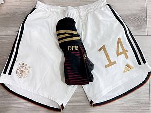Original match worn / issued DFB Spielertrikot mit der Nummer 14 von Jamal Musiala. Vorbereitet für die WM 2022 in Qatar. Es handelt sich um ein komplettes Trikotset mit Hose und Stutzenstrümpfen. Die Auswärtsvariante kam nicht zum Einsatz bei der Weltmeistschaft, da Deutschland überraschend in der Vorrunde ausschied. Status AAB. - Bild 5