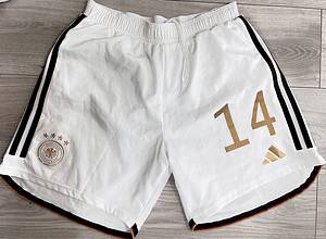 Original match worn / issued DFB Spielertrikot mit der Nummer 14 von Jamal Musiala. Vorbereitet für die WM 2022 in Qatar. Es handelt sich um ein komplettes Trikotset mit Hose und Stutzenstrümpfen. Die Auswärtsvariante kam nicht zum Einsatz bei der Weltmeistschaft, da Deutschland überraschend in der Vorrunde ausschied. Status AAB. - Bild 4