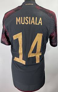 Original match worn / issued DFB Spielertrikot mit der Nummer 14 von Jamal Musiala. Vorbereitet für die WM 2022 in Qatar. Es handelt sich um ein komplettes Trikotset mit Hose und Stutzenstrümpfen. Die Auswärtsvariante kam nicht zum Einsatz bei der Weltmeistschaft, da Deutschland überraschend in der Vorrunde ausschied. Status AAB. - Bild 3