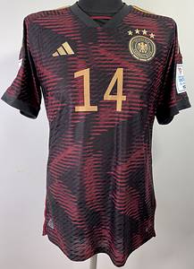 Original match worn / issued DFB Spielertrikot mit der Nummer 14 von Jamal Musiala. Vorbereitet für die WM 2022 in Qatar. Es handelt sich um ein komplettes Trikotset mit Hose und Stutzenstrümpfen. Die Auswärtsvariante kam nicht zum Einsatz bei der Weltmeistschaft, da Deutschland überraschend in der Vorrunde ausschied. Status AAB. - Bild 2