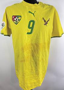 Original match issued Togo Spielertrikot mit der Nummer 9. Vorbereitet für Thomas Dossevi für ein Spiel der Weltmeisterschaft 2006 in Deutschland. Das Set besteht aus Trikot und Hose. Status ABC. - Bild 2