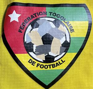 Original match issued Togo Spielertrikot mit der Nummer 9. Vorbereitet für Thomas Dossevi für ein Spiel der Weltmeisterschaft 2006 in Deutschland. Das Set besteht aus Trikot und Hose. Status ABC. - Bild 6