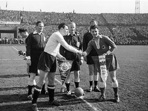 Original match worn DFB Spielertrikot mit der Rückennummer 7. Getragen von Helmut Rahn im Länderspiel Österreich v Deutschland (2:3) am 10.3.1957 in Wien. Baumwolltrikot  der Marke "Riro Sport". Status:AAA. - Bild 6