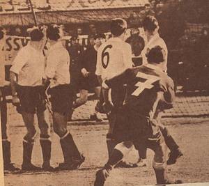 Original match worn DFB Spielertrikot mit der Rückennummer 7. Getragen von Helmut Rahn im Länderspiel Österreich v Deutschland (2:3) am 10.3.1957 in Wien. Baumwolltrikot  der Marke "Riro Sport". Status:AAA. - Bild 7