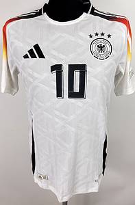 Original match issued DFB Spielertrikot mit der Nummer 10 von Jamal Musiala. Vorbereitet für eine Nationsleague-Spiel im Jahr 2024. Trikot stammt aus dem Umfeld eines DFB-Mitarbeiters. StatusAB. - Bild 2
