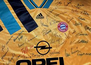 Original match issued  FC Bayern München Spielertrikot mit der Nummer 10 von Lothar Matthäus- Vorbereitet für ein Bundesliga-Spiel in dem Jahr 1995. Trikot stammt aus der Sammlung eines ehemaligen DFB-Mitarbeiters. Status: ABB. - Bild 4