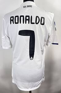 Original match worn Real Madrid  Spielertrikot mit der Nummer 7 von Cristiano Ronaldo .Getragen in einem La Liga -Spiel in der Saison 2010/2011. Ronaldo gewann 2016 mit Portugal die Europameisterschaft und er hat fünf Mal die UEFA Champions League gewonnen. Status: ABC. - Bild 3