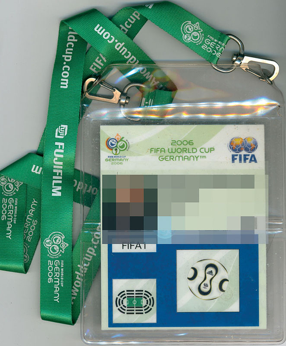 Ausweis WM 2006  | Offizieller Ausweis eines hohen FIFA - Funktionärs für die FIFA-Fußball-Weltmeisterschaft 2006 in Deutschland. Mit Ausweishülle und grünem Originalband. (10,5x12,5 cm).