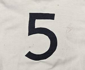 DFB  - Trikot 1958  | Original match worn DFB  Spielertrikot der mit der Nummer 5. Getragen von Heinz Wewers während eines Länderspiels in 1958. Wewers bestritt zwischen 1952 und 1958 zwölf Länderspiele für die deutsche Nationalmannschaft und gehörte zum Kader der DFB-Elf während der Weltmeisterschaft 1958 in Schweden, wo er im Spiel um Platz 3 gegen Schweden zum Einsatz kam. Status:ABA. - Bild 2